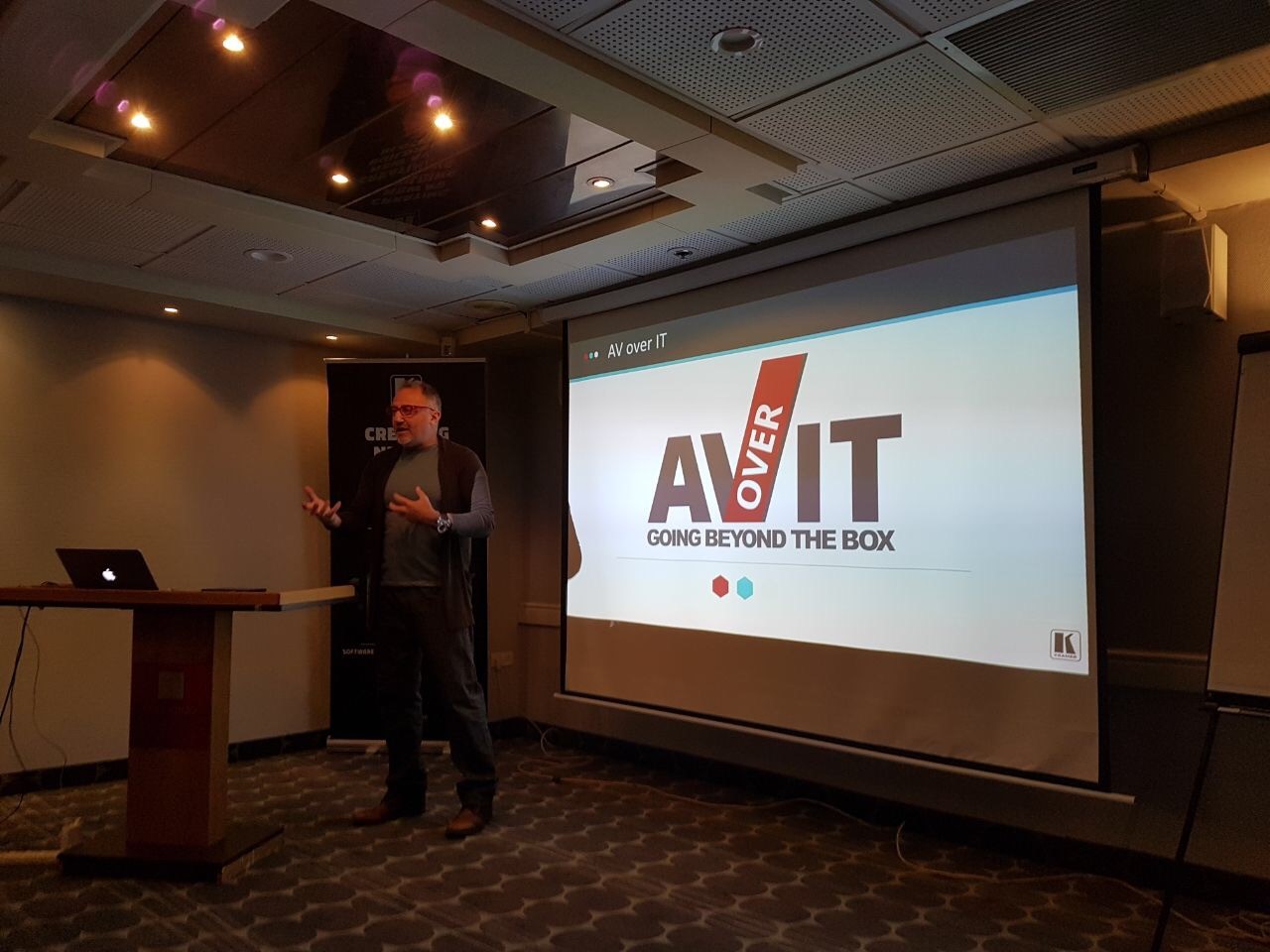 השתלמות קרמר AV OVER IT