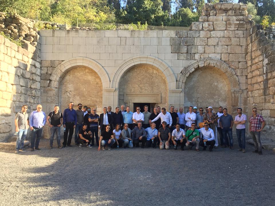 פוליקום-מסע בין ענקיות