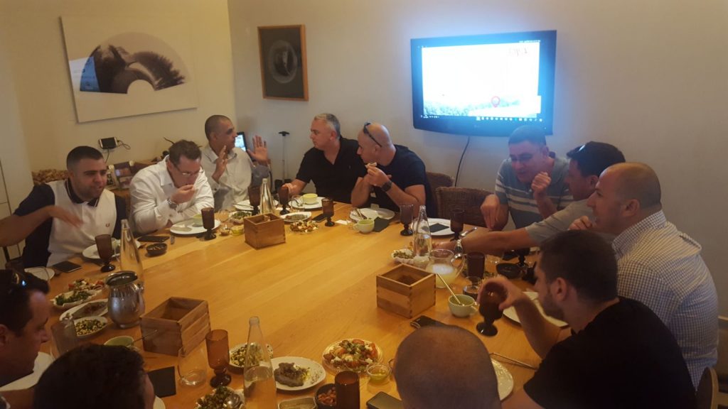 פוליקום-מסע בין ענקיות