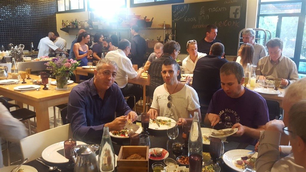 פוליקום-מסע בין ענקיות