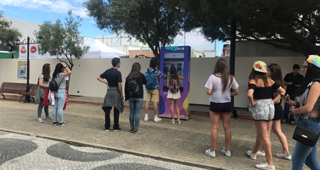 מכונת הסלפי שמצלמת ומשתפת ברשתות החברתיות