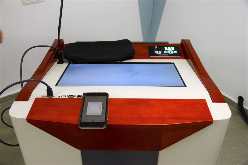 פודיום משולב טכנולוגיה של קרמר אלקטרוניקה אולפנת צפירה (צילום AVM)