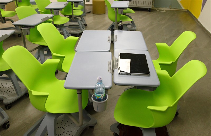 שולחנות מודולריים הבנויים משילוב כיסאות אולפנת צפירה אוריקון (צילום AVM)