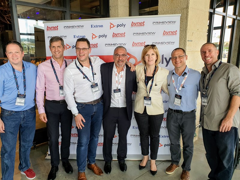 הצוות של Poly יחד עם חיים כהן מבינת