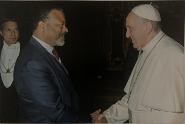 2020-02-rom-mike-blackman-meets-the-pope-1-375x252